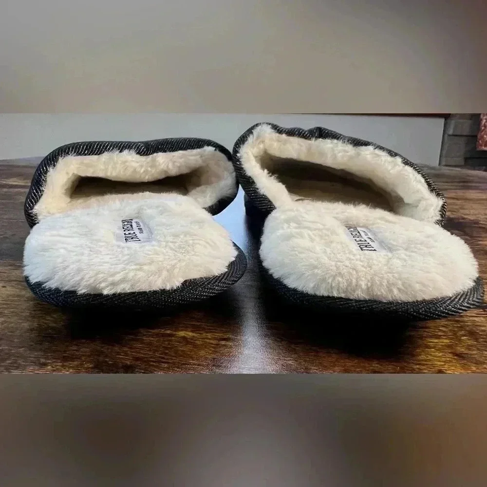 TRUE RELIGION | men’s logo slippers. Size: M 9-10